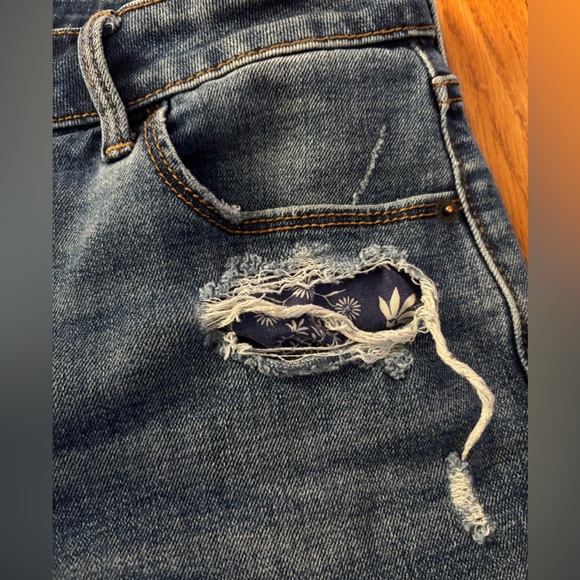PAISLEY POCKETS * UNIQUE OLD NAVY DENIM DISTRESSED SHORTS * PATCHES * NO HOLES - Picture 2 of 11